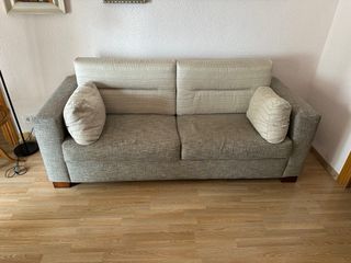Sofá de tela beige y gris