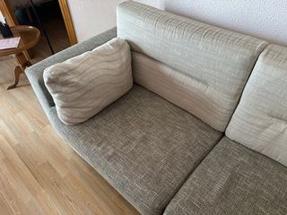 Sofá de tela beige y gris