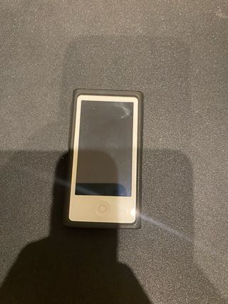 iPod Nano 7ª Gen 16GB Blanco con estuche negro.