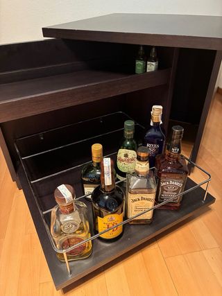 Mueble botellero de madera color wengue