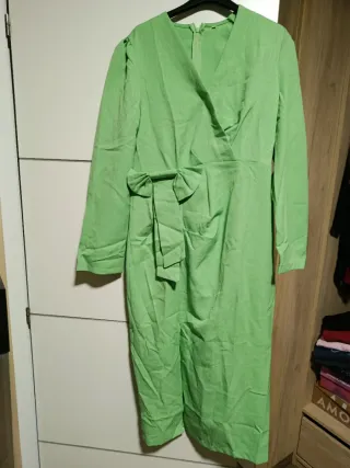 Vestido verde cruzado con cinturón