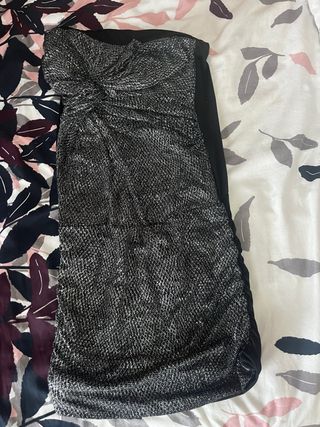 Vestido elegante sin tirantes con brillos