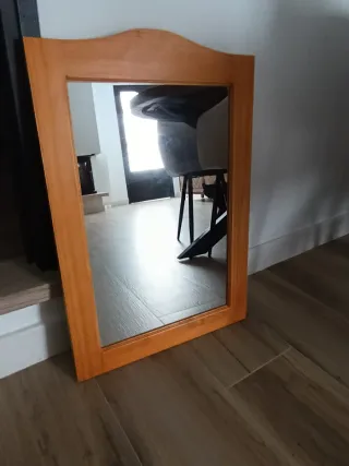 Espejo de madera con marco curvo