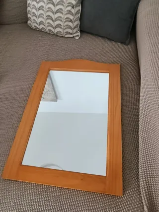 Espejo de madera con marco curvo