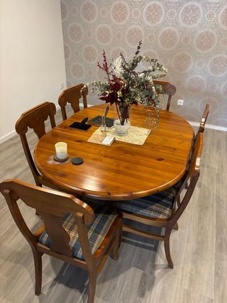 Mesa de madera natural con 6 sillas
