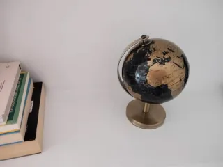 Globo terráqueo decorativo dorado