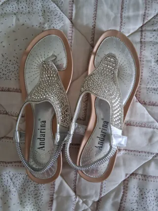 Sandalias plateadas Andarina con pedrería