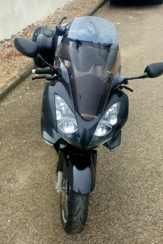 Honda VFR 800 Negra con Maletas