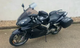 Honda VFR 800 Negra con Maletas
