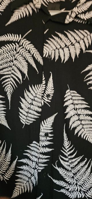 Camisa estampada hojas hombre