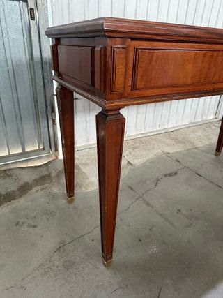 Consola antigua de madera