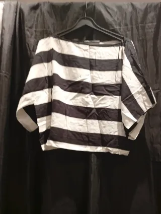 Blusa de rayas negras y blancas