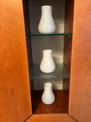 Mueble de madera con detalles en cristal