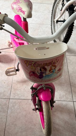 Bicicleta infantil rosa con ruedas de apoyo