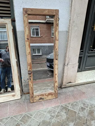 Espejo antiguo de madera y cristal