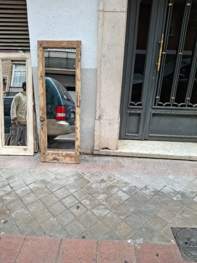 Espejo antiguo de madera y cristal