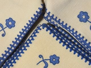 Mantel y servilletas de hilo bordado azul