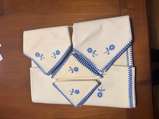 Mantel y servilletas de hilo bordado azul