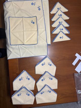 Mantel y servilletas de hilo bordado azul