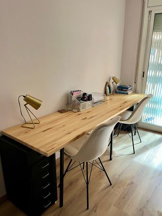 Escritorio de madera con cajoneras y lámparas