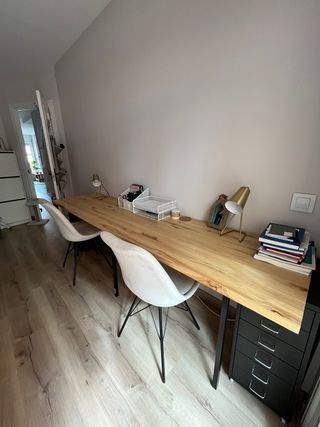 Escritorio de madera con cajoneras y lámparas