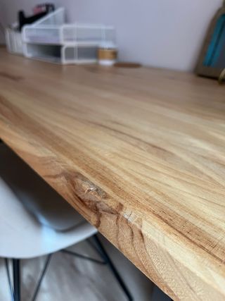 Escritorio de madera con cajoneras y lámparas