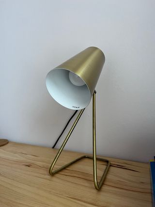 Escritorio de madera con cajoneras y lámparas