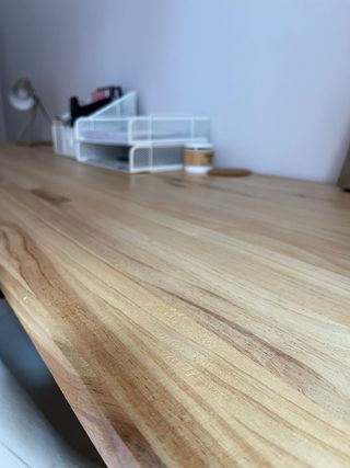 Escritorio de madera con cajoneras y lámparas