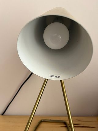 Escritorio de madera con cajoneras y lámparas