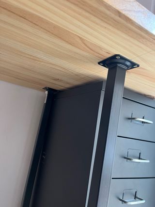 Escritorio de madera con cajoneras y lámparas