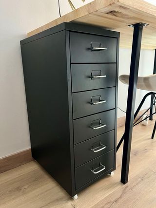 Escritorio de madera con cajoneras y lámparas