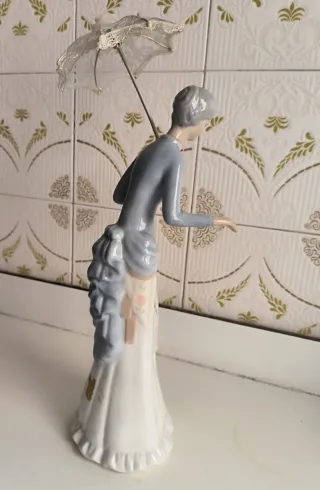 Figura mujer con sombrilla