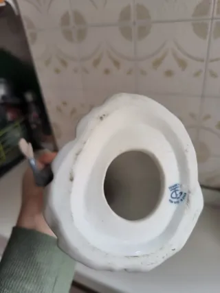 Figura mujer con sombrilla