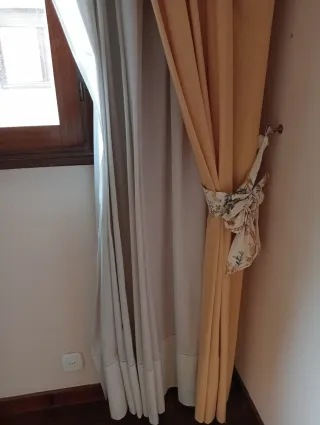 Cortinas beige y grises de tela