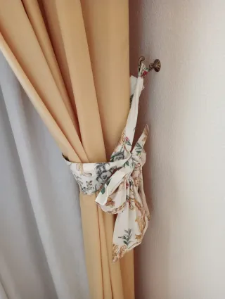 Cortinas beige y grises de tela