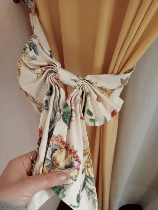 Cortinas beige y grises de tela