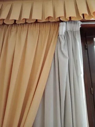 Cortinas beige y grises de tela