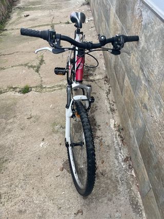 Bicicleta Rockrider rosa y blanca 5.1