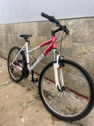 Bicicleta Rockrider rosa y blanca 5.1