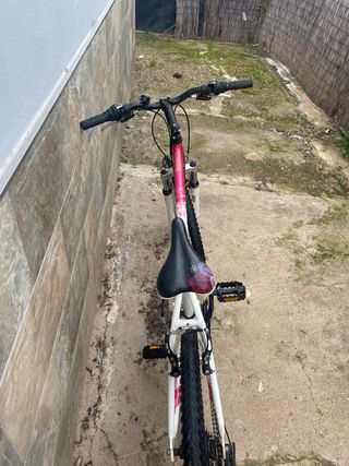 Bicicleta Rockrider rosa y blanca 5.1