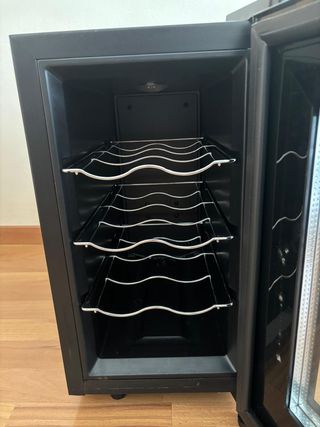Vinoteca Taurus 8 botellas en color negro