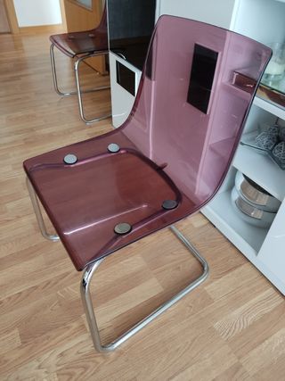 Sillas transparentes moradas