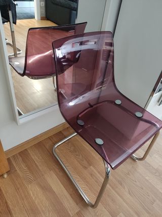 Sillas transparentes moradas