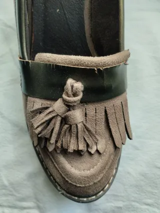 Zapatos de tacón marrones y dorados