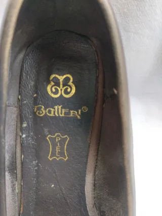 Zapatos de tacón marrones y dorados