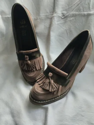 Zapatos de tacón marrones y dorados