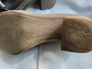 Zapatos de tacón marrones y dorados