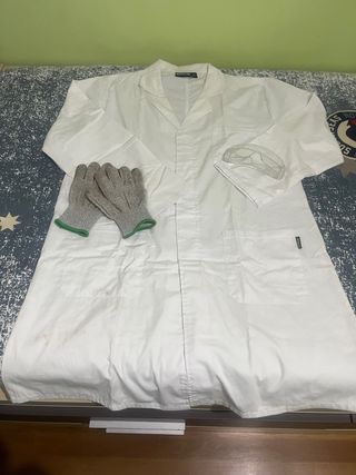 Bata de laboratorio, gafas y guantes