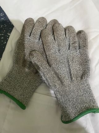Bata de laboratorio, gafas y guantes