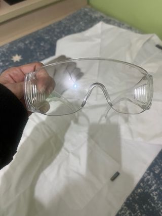 Bata de laboratorio, gafas y guantes